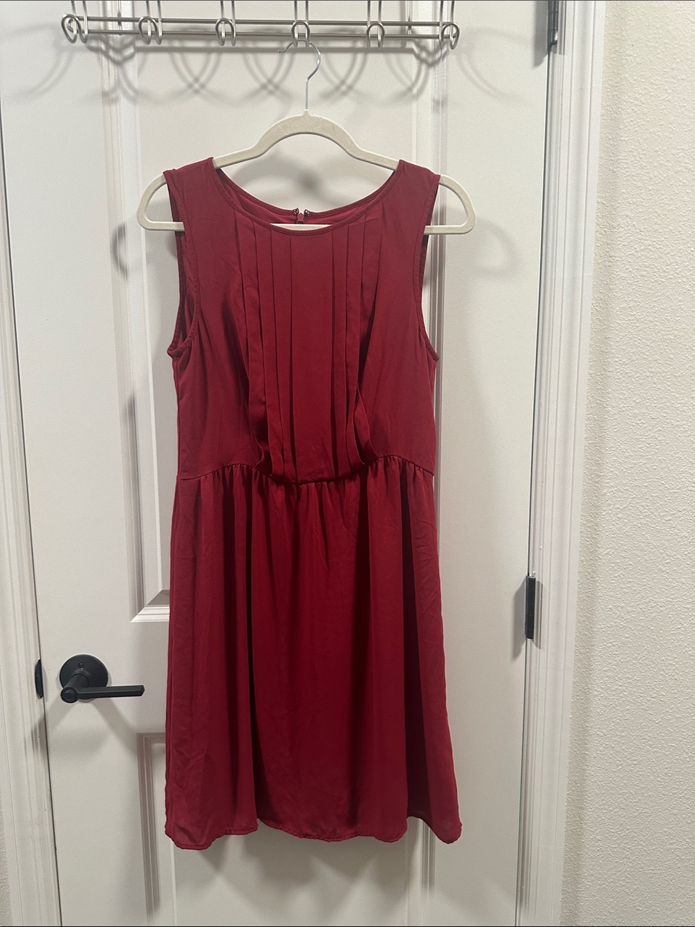 Ann Taylor Loft size 6 Sleeveless Red Pleated Dress